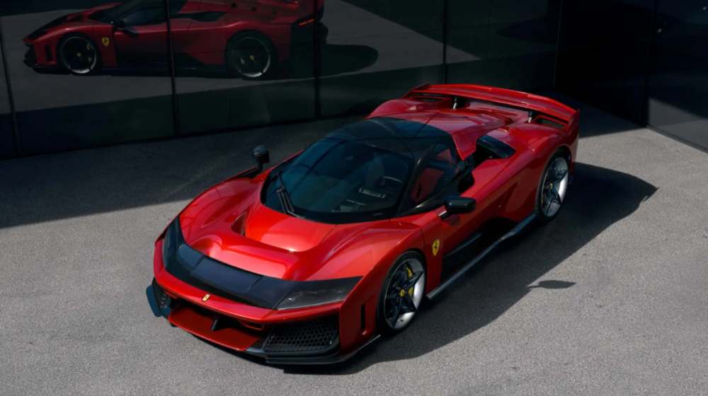 Un gros plan du design aérodynamique de la Ferrari F80, soulignant ses lignes sculptées et son esthétique agressive.