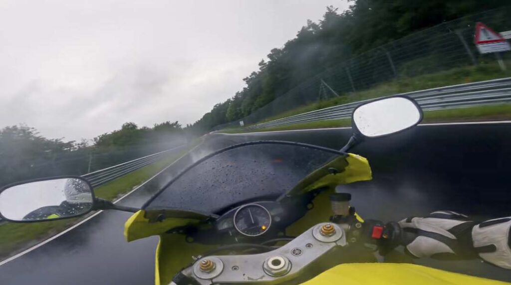 Andy Carlile record Nürburgring Yamaha R1 sous la pluie