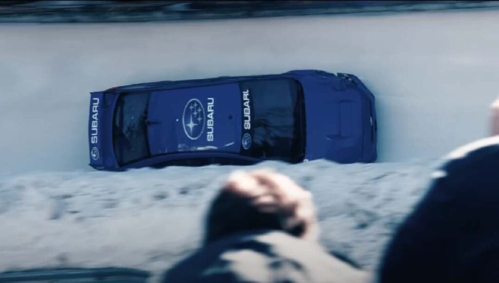 Mark Higgins au volant de la Subaru WRX STI sur la piste glacée.