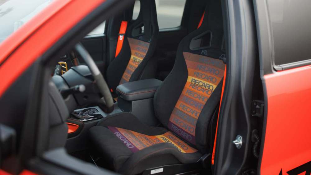 Vue intérieure du Frontier Tarmac avec les sièges Recaro au motif rétro